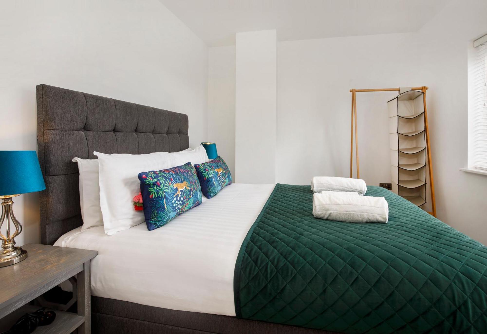 White House Apartments-Free Parking 1 Car Per Apartment ยอร์ค ภายนอก รูปภาพ
