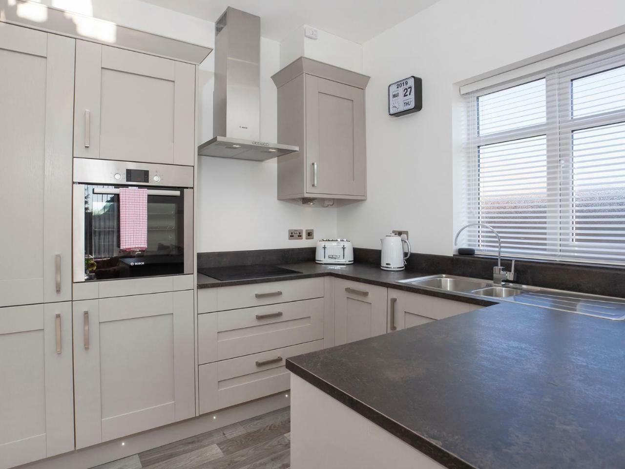 White House Apartments-Free Parking 1 Car Per Apartment ยอร์ค ภายนอก รูปภาพ