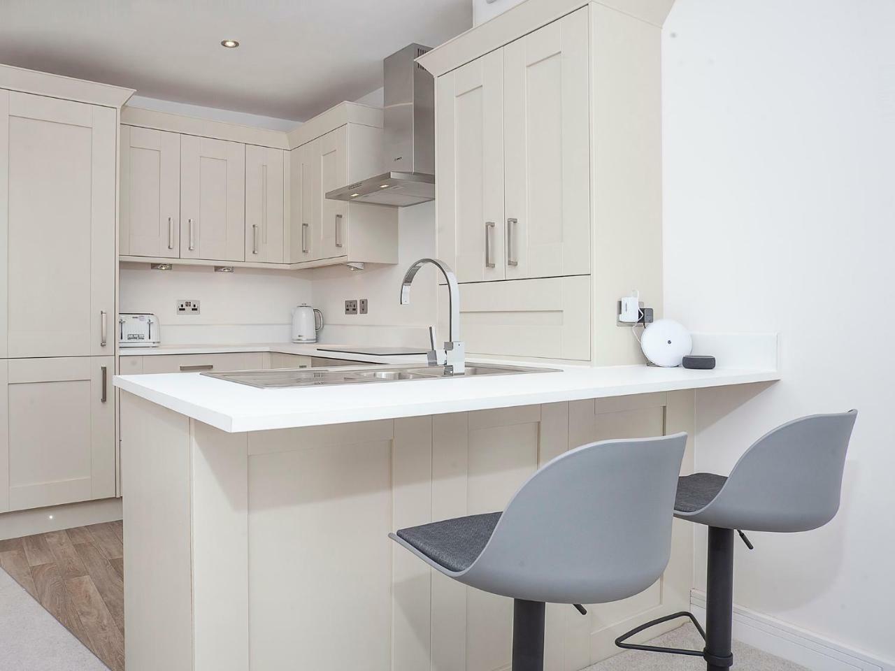 White House Apartments-Free Parking 1 Car Per Apartment ยอร์ค ภายนอก รูปภาพ