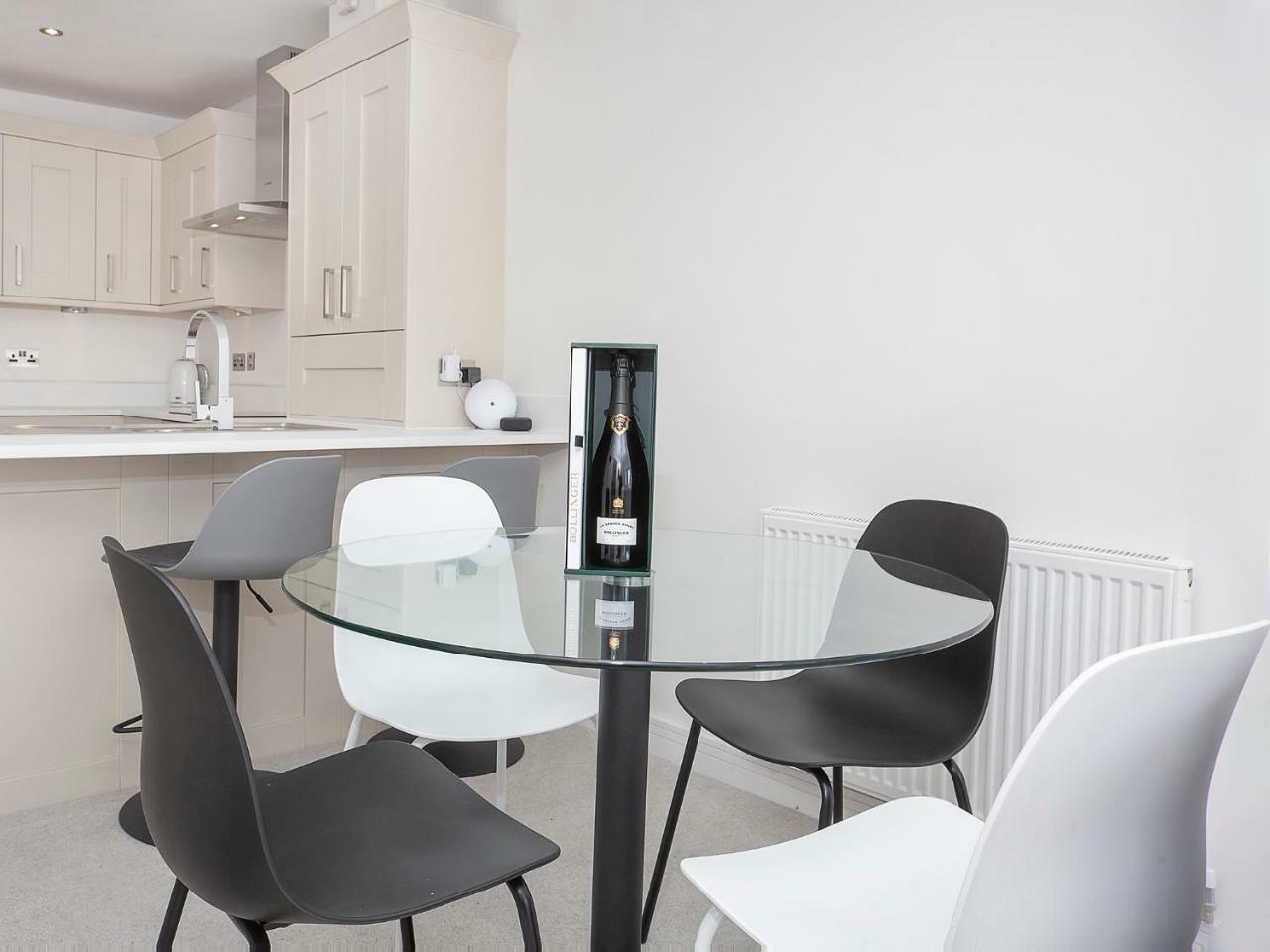 White House Apartments-Free Parking 1 Car Per Apartment ยอร์ค ภายนอก รูปภาพ