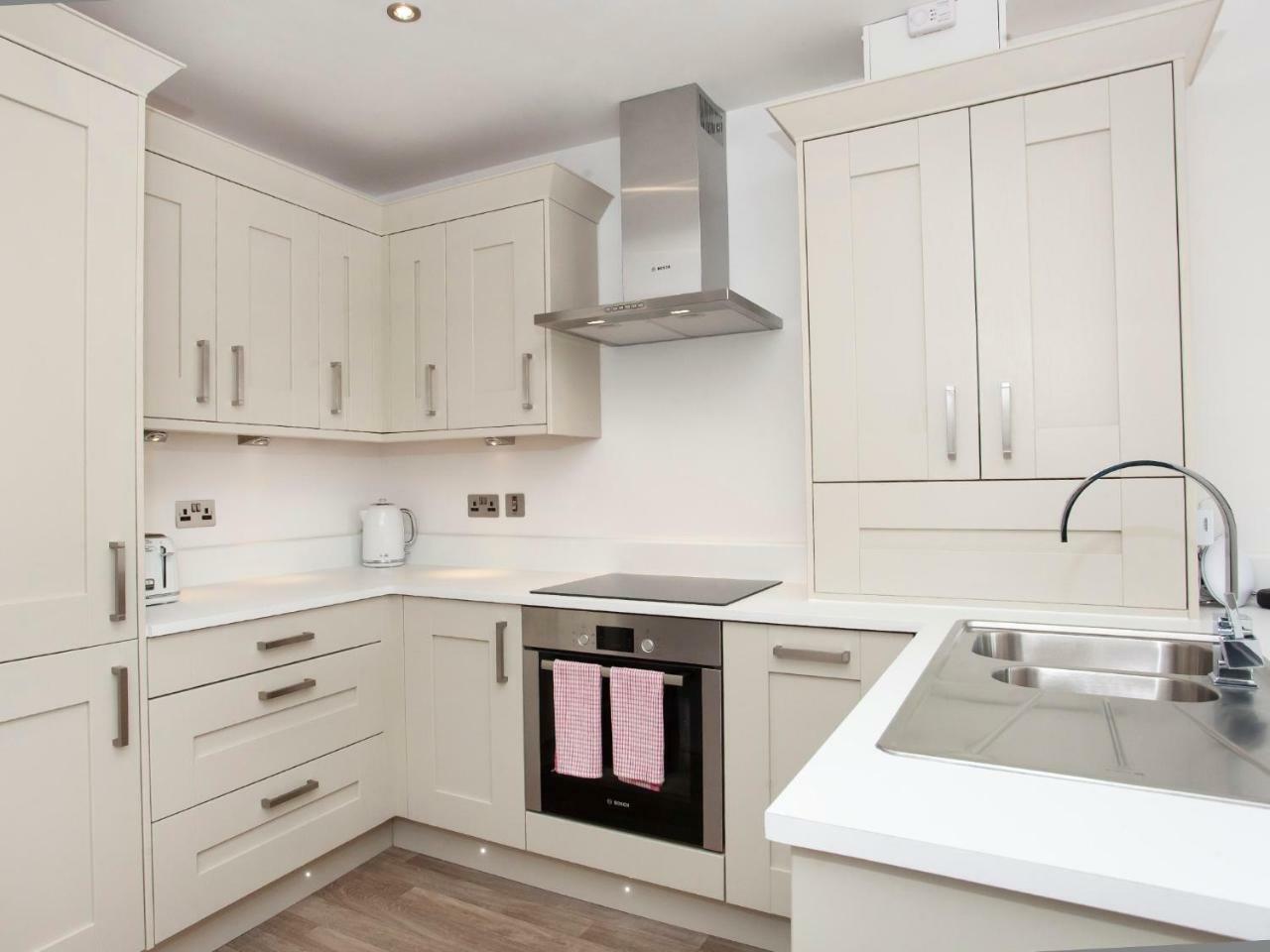 White House Apartments-Free Parking 1 Car Per Apartment ยอร์ค ภายนอก รูปภาพ