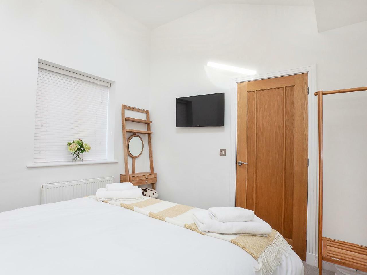 White House Apartments-Free Parking 1 Car Per Apartment ยอร์ค ภายนอก รูปภาพ