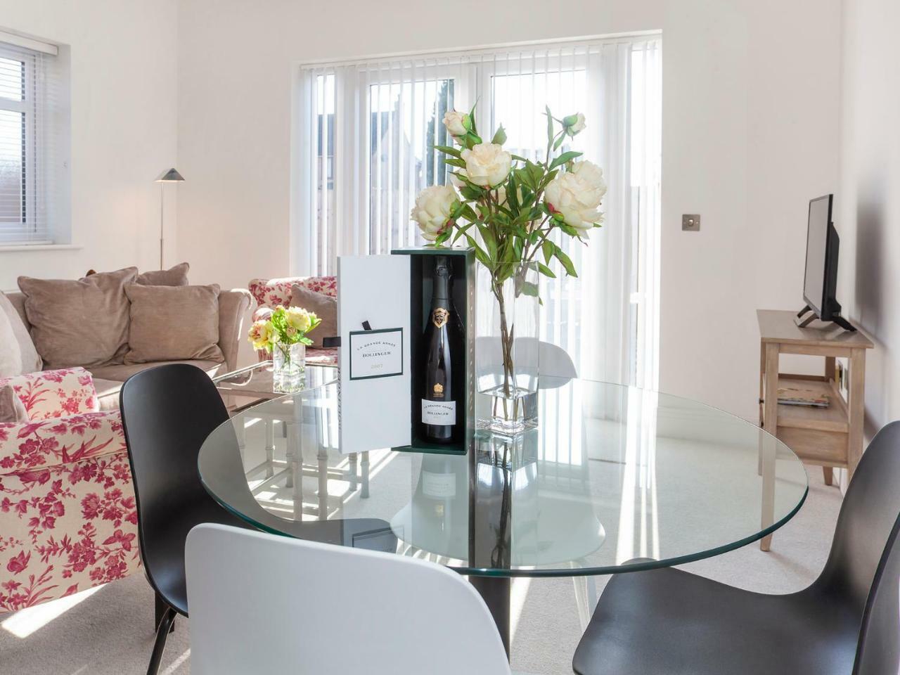 White House Apartments-Free Parking 1 Car Per Apartment ยอร์ค ภายนอก รูปภาพ