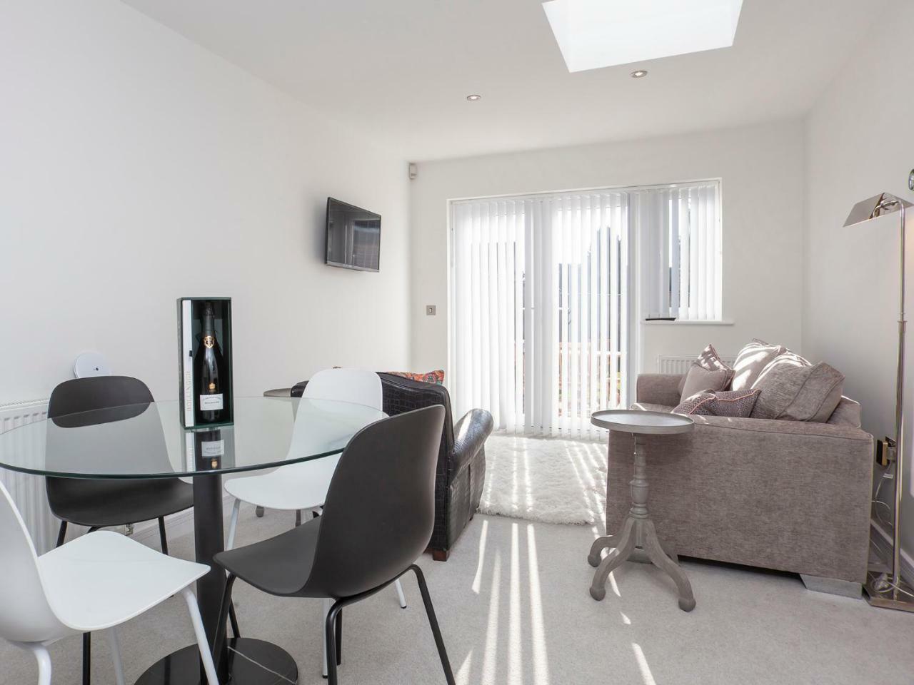 White House Apartments-Free Parking 1 Car Per Apartment ยอร์ค ภายนอก รูปภาพ