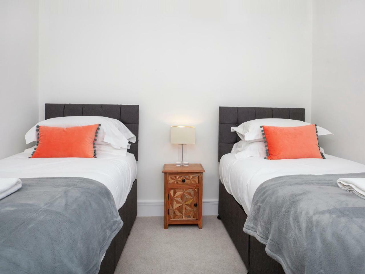 White House Apartments-Free Parking 1 Car Per Apartment ยอร์ค ภายนอก รูปภาพ