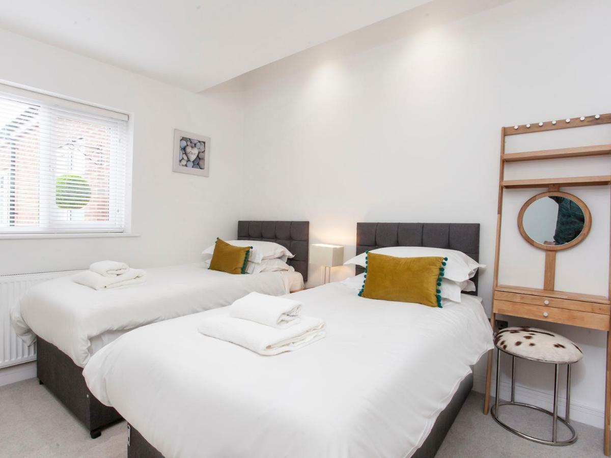 White House Apartments-Free Parking 1 Car Per Apartment ยอร์ค ภายนอก รูปภาพ
