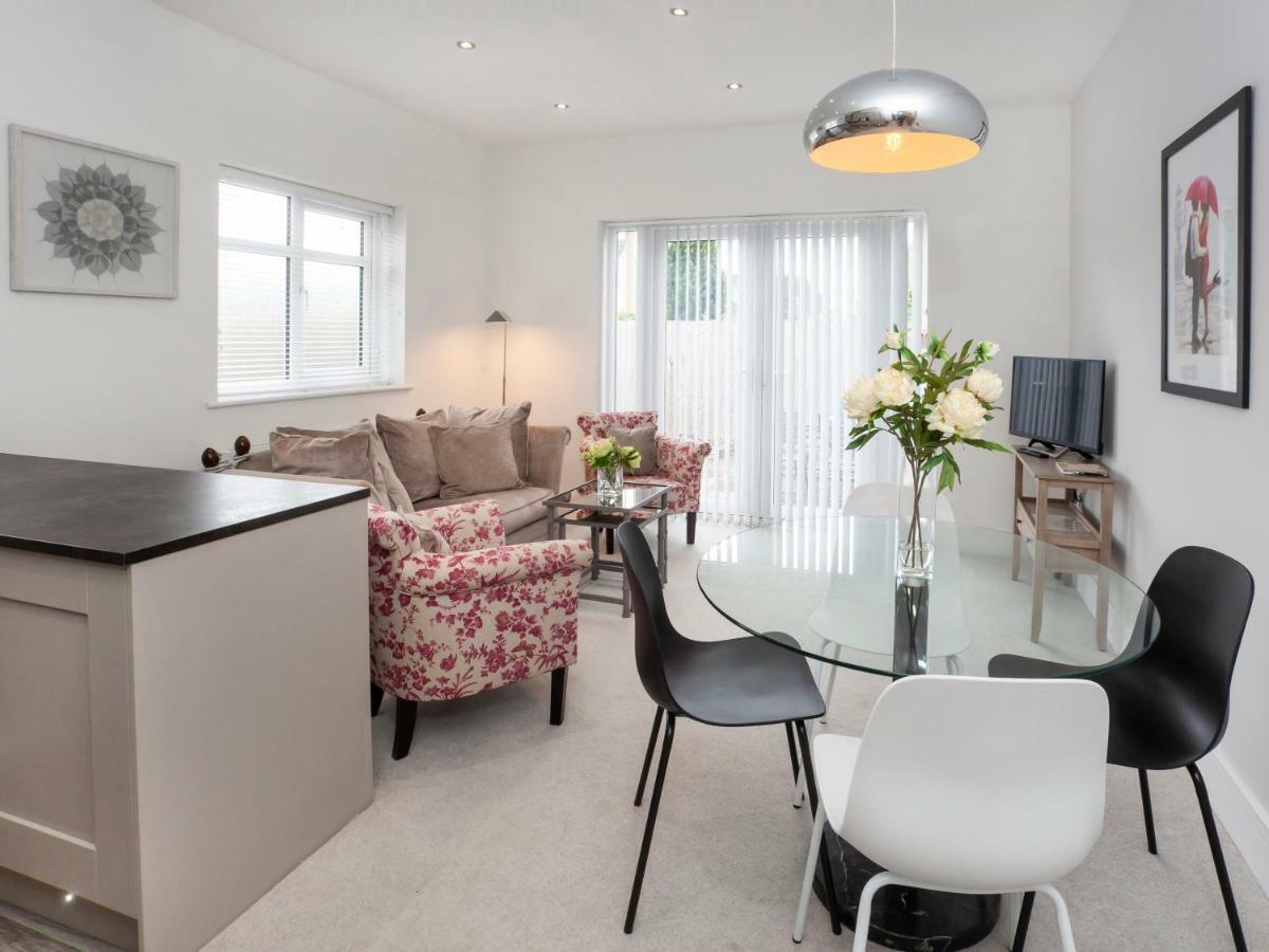 White House Apartments-Free Parking 1 Car Per Apartment ยอร์ค ภายนอก รูปภาพ